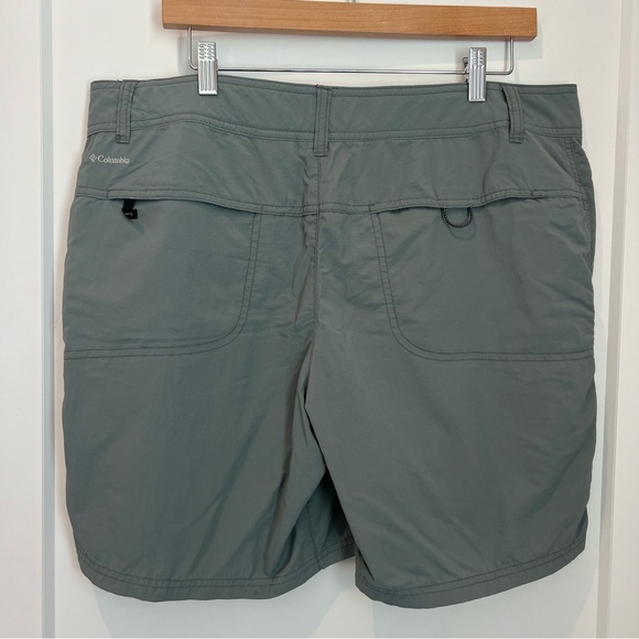 Columbia Women's 16 Omni Shade Cargo Hiking Outdoor Khaki Green Shorts - Picture 6 of 8